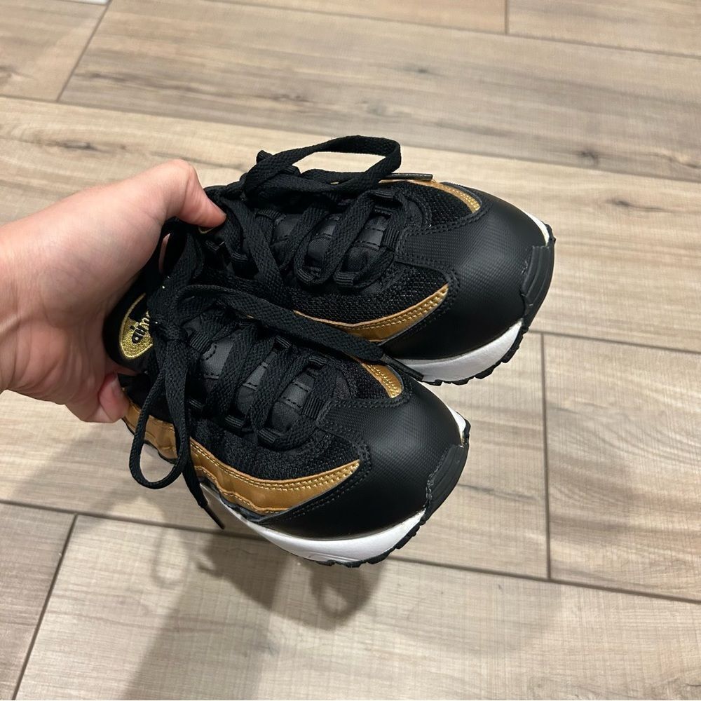 Nike Air Max 95 Youth 1Y Sneaker Shoes Black Metallic Gold 905461-032 - Picture 6 of 11